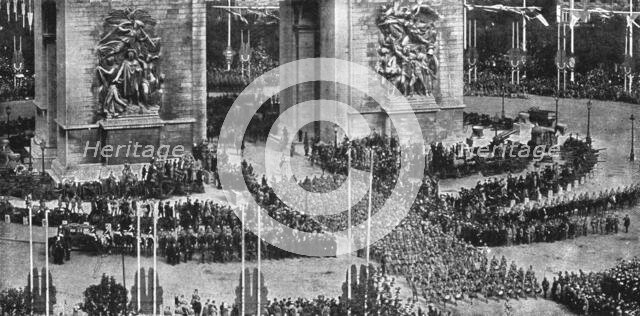 'Le jour de gloire; le marechal Petain, sur son cheval blanc, precededes musiques de la..., 1919. Creator: Unknown.