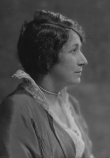 Tietsort, Mrs., portrait photograph, 1914 May 23. Creator: Arnold Genthe.