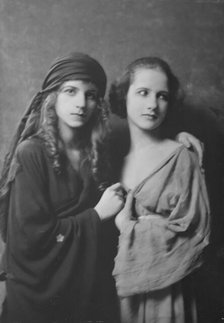 Isadora Duncan dancers, portrait photograph, between 1915 and 1923. Creator: Arnold Genthe.
