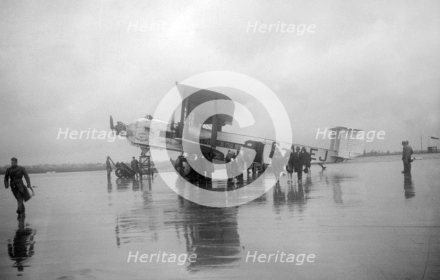Armstrong Whitworth Argosy, Croydon Aerodrome, 25 April 1931. Artist: Bill Brunell.