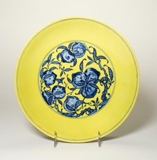 Dish with Peaches and Morning Glory, Qing dynasty (1644-1912), probably 19th century. Creator: Unknown.