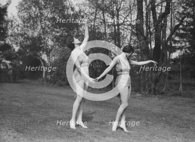 Elizabeth Duncan dancers, between 1916 and 1941. Creator: Arnold Genthe.