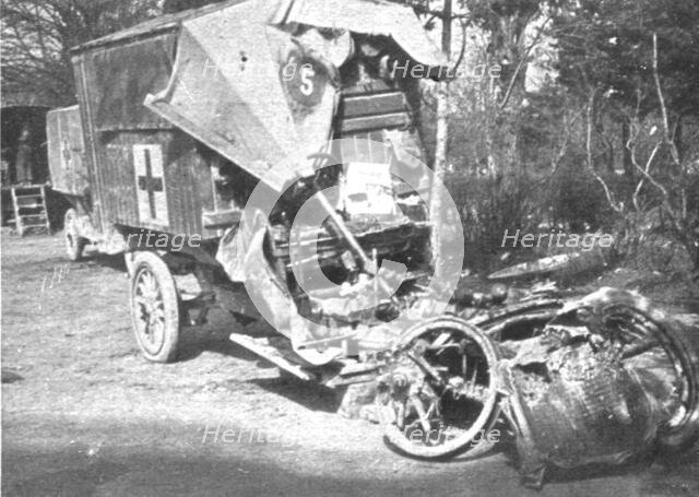 'Au Volant; Auto sanitaire don’t l'avant a ete broye; des volontaires de la S. S. 113..., 1916. Creator: Unknown.