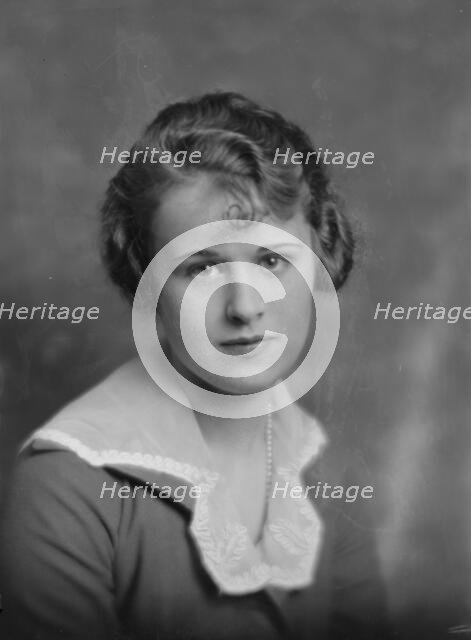 Locke, E., Miss, portrait photograph, 1916. Creator: Arnold Genthe.