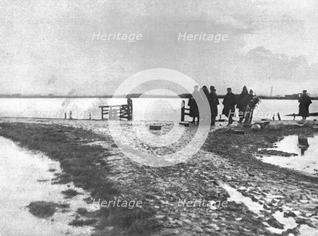 ''L'Alliance avec la mer; L'inondation protectrice sur la rive gauche de l'Yser', 1914. Creator: Unknown.