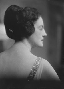 Mrs. Peixotto, portrait photograph, 1918 Feb. 25. Creator: Arnold Genthe.