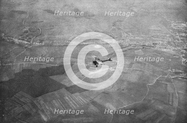 ''En Chasse; A 2,000 metres; un monoplan "parasol" volant en pleine vitesse, au-desses..., 1915. Creator: Unknown.