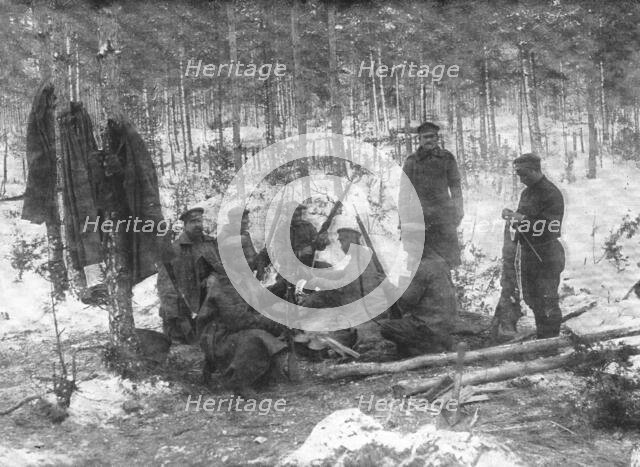 ''La Diversion Russe de Bukovine, Petrograd, janvier 1916; Soldats russes nettoyant leurs armes en p Creator: Pierre Ctsoup.