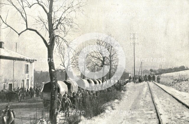 'Autour de Verdun pendant la bataille; Sur la route, des camions automobiles amenant..., 1916 (1924) Creator: Unknown.