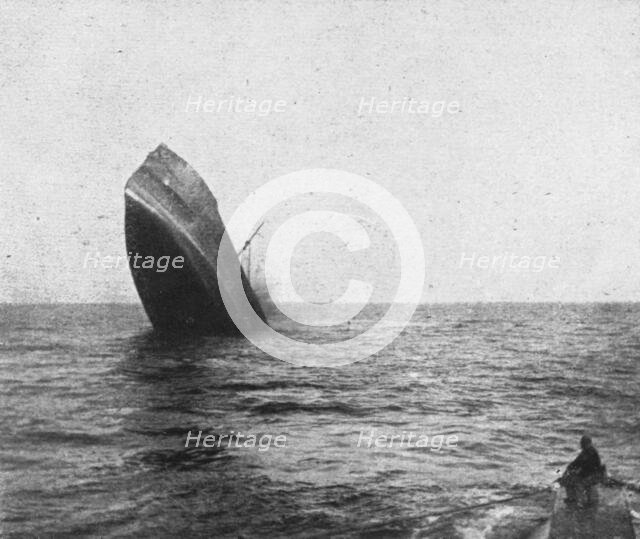 'Les sous-marins allemands a l'Oeuvre; Cargo piquant au fond par l'arriere', 1918. Creator: Unknown.