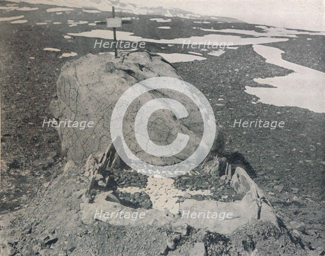 'Hansen's Grave On Cape Adare', 1911, (1913). Artist: G Murray Levick.