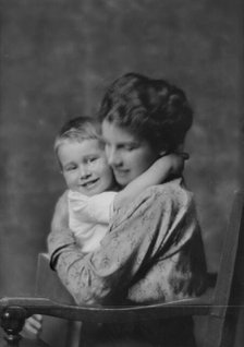 Mehler, A.J., Mrs., and baby, portrait photograph, 1914 Nov. 5. Creator: Arnold Genthe.
