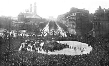 'En L'Honneur de L'Amerique; A Paris, place d'lena, le 22 avril: la foule autour de la statue...1917 Creator: Desgranges.