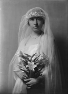 Mrs. Roscoe Holt, portrait photograph, 1918 Mar. 28. Creator: Arnold Genthe.