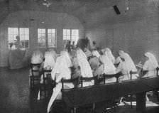 'A la memoire de Miss Edith Cavell; Un cours d'infirmieres professionnelles dans les locaux..., 1916 Creator: Unknown.