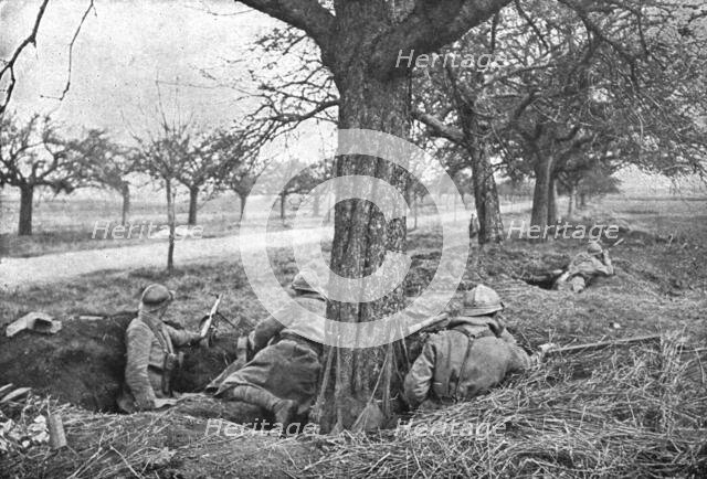'Dans la Bataille; Fusiliers mitrailleurs au bord d'une route, sous des pommiers', 1918. Creator: Unknown.