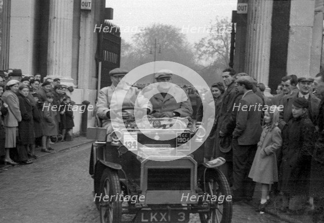 1904 Humberette on 1952 RAC Veteran Car Run London to Brighton Artist: Unknown.