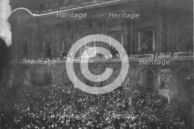 La paix est signee; au balcon de l'opera, Mlle Demougeot chante la "Marseillaise" reprise..., 1919. Creator: Jean Clair-Guyot.