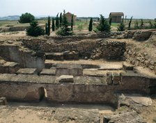 Houses and streets in the Roman ruins of Empuries .