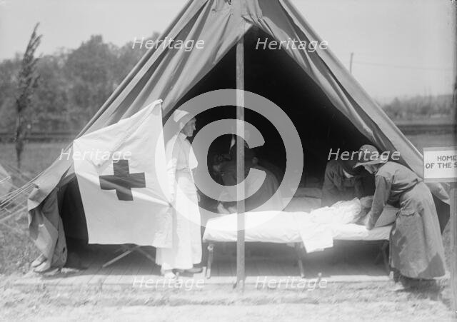 Woman's National Service School, Under Woman's Section, Navy League, Inst. By Red Cross in..., 1916. Creator: Harris & Ewing.