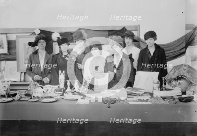 Harriet Post, Marie Canfield, Miss [Camilla] Morgan, Catherine Porter, Laura Canfield..., Dec 1914. Creator: Bain News Service.