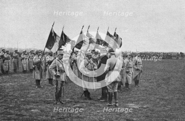 'Une remise de decorationsdevant de glorieux drapeaux don’t plusieurs ont ete laceres..., 1916. Creator: Unknown.