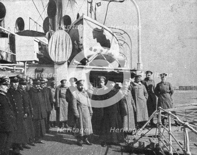 'Pour venir combattre sur le front de France; Le 26 fevrier a Dalny: officiers..., 1916 (1924) Creator: Unknown.