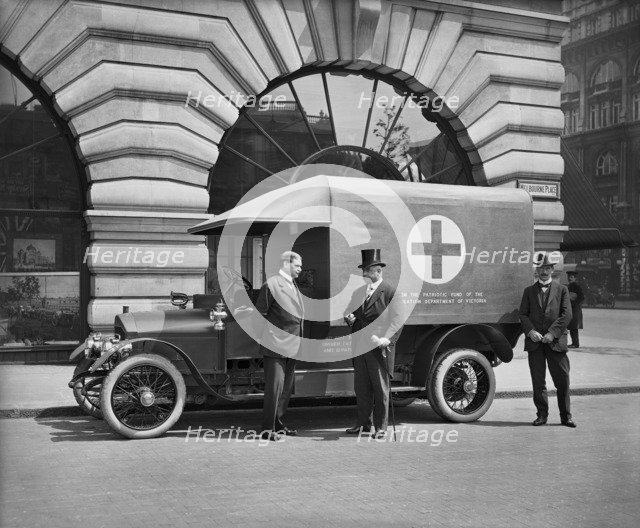 Motor ambulance, London, 1915. Artist: Henry Bedford Lemere.