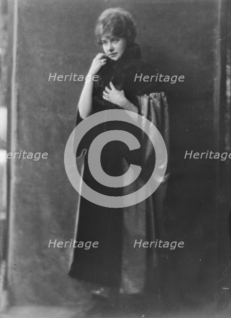 Ferguson, Elsie, Miss, portrait photograph, 1917 Aug. 10. Creator: Arnold Genthe.