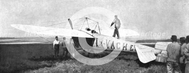 ''Combat Aerien; Deux "poilus" de l'air; Le monoplan de Vedrines; a gauche, Vendrines..., 1918. Creator: Unknown.