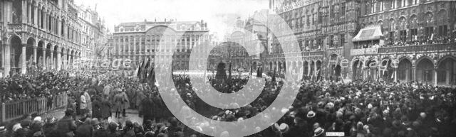 'Les fetes de la victoire en Belgique; sur le Grand Place de Bruxelles, le 22 juillet:..., 1919. Creator: Jean Clair-Guyot.