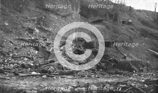 'La Bataille de la Somme; Un chemin creux a la lisiere du Bois de Hem apres les combats', 1916. Creator: Unknown.