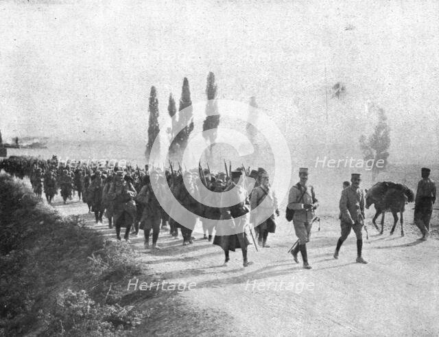 'Les premiers contingents Franco-Anglais a Salonique; Les troupes francaises se... 1915 (1924). Creator: Unknown.