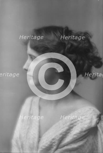 Isadora Duncan dancer, portrait photograph, between 1915 and 1923. Creator: Arnold Genthe.