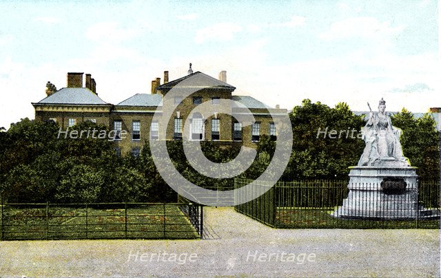 Kensington Palace and Queen Victoria's Statue, London, 20th Century. Artist: Unknown
