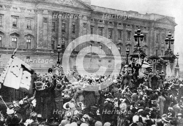 The official notice of the armistice being read, Buckingham Palace, 1918 (1936). Artist: Unknown