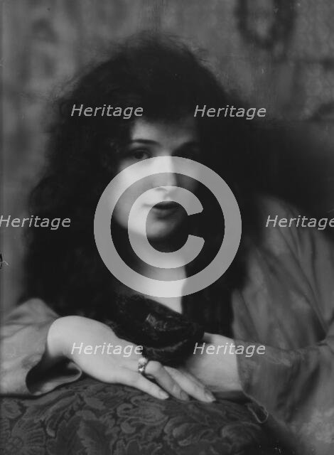 Collins, Miriam, Miss, portrait photograph, 1915 June 7. Creator: Arnold Genthe.