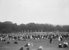 Confederate Reunion - Registration Day. Crowds At Monument Grounds, 1917. Creator: Harris & Ewing.