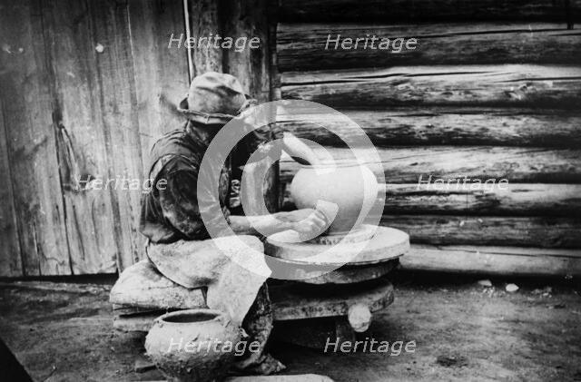 Handicraft potter from the village of Atamanovskoye, Krasnoyarsk district, 1900. Creator: LI Vonago.
