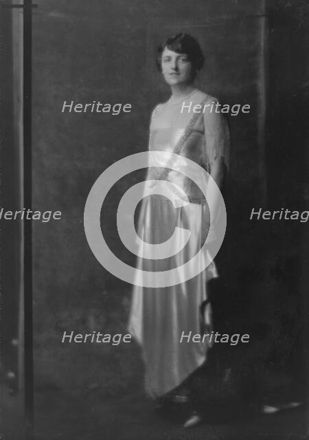 Kelly, C.F., Mrs., portrait photograph, 1917. Creator: Arnold Genthe.