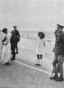 'La visite du roi d'Angleterre a ses armees et au front Belge; La reine Elizabeth', 1916. Creator: Unknown.