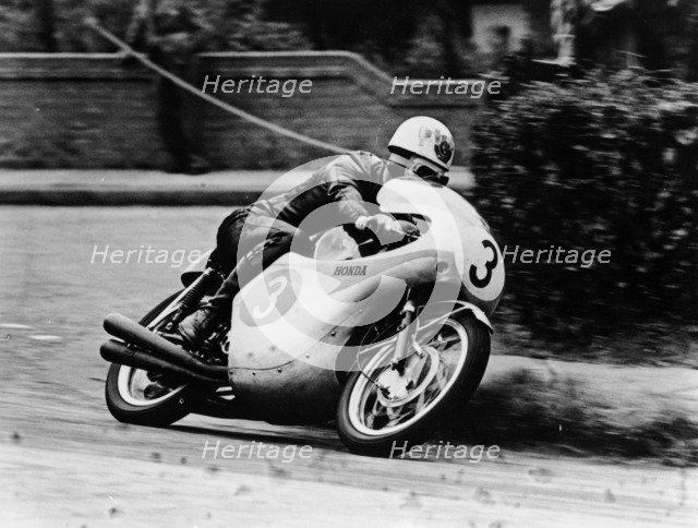 Bob McIntyre on a Honda, racing in the Isle of Man Junior TT, 1961. Artist: Unknown