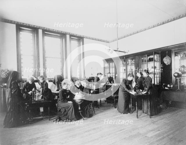 Science class in Georgetown Visitation Preparatory School, Washington, D.C., between 1890-1910(?). Creator: Frances Benjamin Johnston.