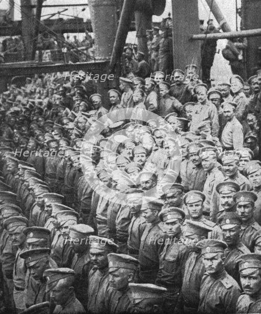 'L'arrivee a Marseille des premiers contingents Russes; sur le pont du deuxieme..., 1916. Creator: Unknown.