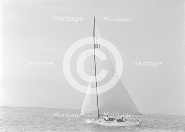 The 6 Metre 'Jeanie', 1921. Creator: Kirk & Sons of Cowes.