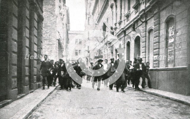 'Sarajevo, Des bandes tumultueuses de Croates parcourent les rues', 1914. Creator: Ossko.