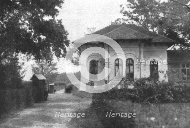 'Au quartier general du roi de Roumanie; le pavillon de chasse roi Ferdinandet le prince..., 1916. Creator: Unknown.