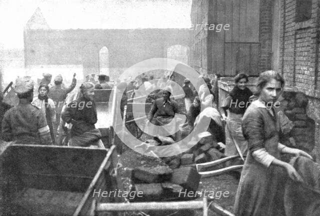 ''Parmi les populations delivrees; A caudry; habitants venus chercher les vivres..., 1918. Creator: Unknown.