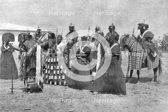 'L'escorte du lamido Rey Bouba, le plus grand roi noir du Cameroun et l'un des meilleurs..., 1916. Creator: Unknown.