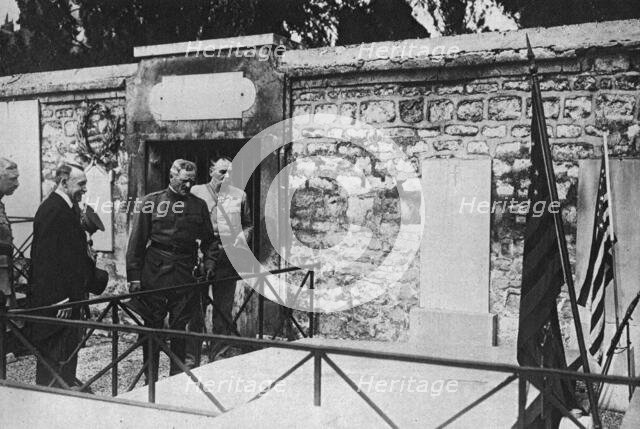 'La Visite de Pershing a La Fayette; Le general, devant la tombe de La Fayette: a sa droite..., 1917 Creator: Unknown.
